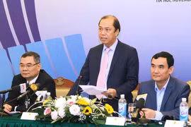 Thứ trưởng Bộ Ngoại giao Nguyễn Quốc Dũng, Tổng thư ký Ủy ban Quốc gia ASEAN 2020 chủ trì họp báo. (Ảnh: Lâm Khánh/TTXVN)