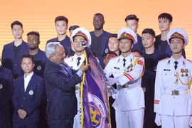 Phó Chủ tịch Quốc hội Uông Chu Lưu trao Huân chương Lao động hạng Ba cho Hà Nội FC.