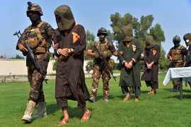 Phiến quân Taliban bị bắt giữ tại Jalalabad, Afghanistan. (Ảnh: AFP/TTXVN)