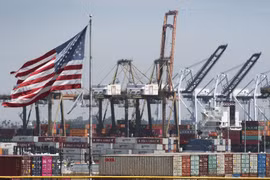 Hàng hóa từ Trung Quốc và các nước châu Á khác chờ bốc dỡ tại Cảng Los Angeles, bang California, Mỹ. (Ảnh: AFP/TTXVN)