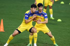 Văn Hậu và Công Phượng trên sân tập chuẩn bị cho trận gặp Thái Lan. (Ảnh: Nguyên An/Vietnam+)