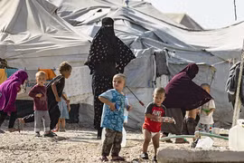 Phụ nữ và trẻ em là thân nhân của các thành viên IS tại trại tị nạn al-Hol ở đông bắc Syria. (Ảnh: AFP/TTXVN)