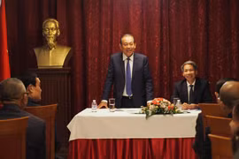 Phó Thủ tướng Trương Hòa Bình gặp cộng động đồng người Việt tại Bulgaria. (Ảnh: Công Thuận/Vietnam+)