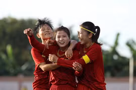 Các cầu thủ nữ Việt Nam ăn mừng sau bàn mở tỷ số của Dương Thị Vân. (Ảnh: Hoàng Linh/TTXVN)