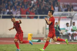 Tiến Linh (phải) ghi bàn mang chiến thắng về cho Việt Nam. (Ảnh: Nguyên An/Vietnam+)