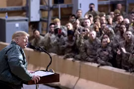 Tổng thống Mỹ Donald Trump từng công du tới căn cứ bị Iran tấn công