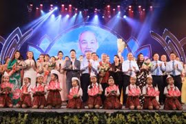 Thủ tướng Nguyễn Xuân Phúc, Chủ tịch Quốc hội Nguyễn Thị Kim Ngân cùng các đồng chí lãnh đạo Đảng, Nhà nước lên tặng hoa các nghệ sĩ. (Ảnh: Thành Đạt - TTXVN)