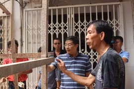 Đại diện chủ công trình 86 Bà Triệu đang chỉ đạo dừng thi công và thực hiện ngay các biện pháp rào chắn đảm bảo an toàn trong quá trình xây dựng. (Ảnh: Minh Nghĩa/TTXVN)