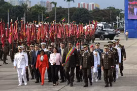 Tổng thống Venezuela Nicolas Maduro (giữa) và các đại biểu tại lễ kỷ niệm 80 năm Ngày thành lập Lực lượng cảnh vệ quốc gia ở Caracas, ngày 18/7. (Nguồn: EPA/TTXVN)