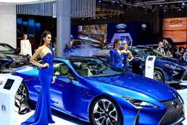 Những mẫu xe mới nhất với nhiều tính năng công nghệ hiện đại, thực sự thu hút đông đảo khách đến tham quan và trải nghiệm. (Ảnh: Thế Anh/TTXVN)