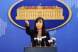 Người Phát ngôn Bộ Ngoại giao Lê Thị Thu Hằng chủ trì buổi họp báo. (Ảnh: Dương Bình/TTXVN phát)