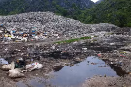Bãi rác chất cao như núi và đã quá tải hai năm nay. (Ảnh: Trịnh Duy Hưng/TTXVN)