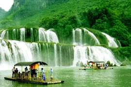Thuyền, bè đưa khách du lịch tham quan khu vực xung quanh thác Bản Giốc. (Ảnh: Phương Hoa/TTXVN)