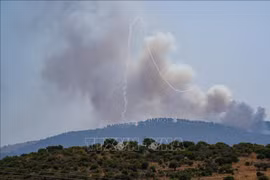 Khói bốc lên tại Safed, Israel khi hệ thống phòng không nước này đánh chặn rocket từ Liban ngày 13/6/2024. (Ảnh: THX/TTXVN)