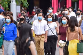 Người dân Singapore đeo khẩu trang khi đi trên đường phố. (Nguồn: thestar)