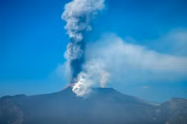 Núi lửa Etna ở Sicily, Italy phun tro bụi, ngày 4/3/2021. (Ảnh: AFP/TTXVN) 
