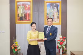 TS Trương Thị Hằng trao tặng sách cho PGS. TS. Kittisak Samuttharak, Hiệu trưởng Đại học Rajabhat Lampang (Ảnh: Hữu Kiên/TTXVN)