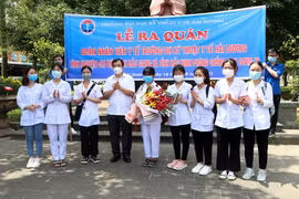 Lãnh đạo tỉnh Hải Dương tặng hoa, động viên các cán bộ, giảng viên, sinh viên Trường Đại học Kỹ thuật Y tế Hải Dương trước khi lên đường chi viện cho Bắc Giang và Bắc Ninh chống dịch COVID-19. (Ảnh: Mạnh Tú/TTXVN)