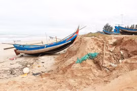 Bờ biển xã Gio Hải, huyện Gio Linh (Quảng Trị) bị xói lở. (Ảnh: Nguyên Lý/TTXVN)
