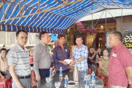Lãnh đạo UBND huyện Đắk Song thăm hỏi, động viên gia đình nạn nhân bị đuối nước. (Ảnh: TTXVN phát)
