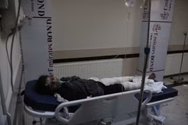 Một học sinh bị thương trong vụ đánh bom điều trị tại bệnh viện ở Kabul, Afghanistan, ngày 8/5/2021. (Ảnh: THX/TTXVN)