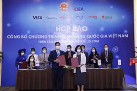 Lễ ký kết hợp tác hỗ trợ doanh nghiệp Việt xuất khẩu qua chương trình gian hàng quốc gia Việt Nam. (Ảnh: Trần Việt/TTXVN)