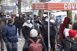 Người dân xếp hàng chờ xét nghiệm COVID-19 tại New York, Mỹ, ngày 29/12/2021. (Ảnh: THX/TTXVN) 