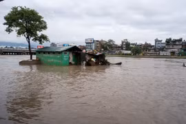 Cảnh ngập lụt sau những trận mưa lớn tại Nepal. (Ảnh: THX/TTXVN)