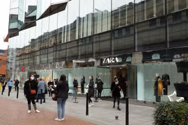 Người dân đeo khẩu trang phòng lây nhiễm COVID-19 khi xếp hàng bên ngoài một cửa hàng ở Dublin, Ireland.. (Ảnh: THX/TTXVN)