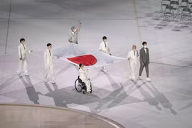 Lễ thượng cờ Nhật Bản tại lễ khai mạc Paralympic Tokyo 2020 ở thủ đô Tokyo. (Ảnh: AFP/TTXVN) 