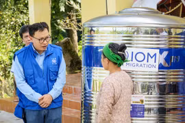 Nhân viên của Tổ chức Di cư Quốc tế (IOM) hỗ trợ người dân bị ảnh hưởng do cơn bão Yagi. (Ảnh: IOM)