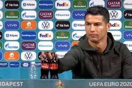Cristiano Ronaldo gạt hai chai Coca-Cola khỏi bàn họp báo trước trận Bồ Đào Nha - Hungary ở EURO 2020.(Nguồn:Reuters)