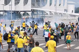 Lực lượng an ninh Brazil nỗ lực ngăn người biểu tình ủng hộ cựu Tổng thống Jair Bolsonaro tràn vào toà nhà Quốc hội ở Brasilia, ngày 8/1/2023. (Ảnh: AFP/TTXVN)