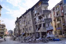 Tòa nhà bị phá hủy sau trận động đất tại Hatay, Thổ Nhĩ Kỳ, ngày 11/2/2023. (Ảnh: AFP/ TTXVN)
