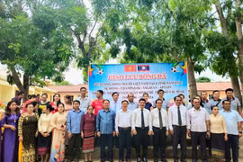 Các đại biểu tham dự giải bóng đá giao hữu. (Ảnh: TTXVN phát)