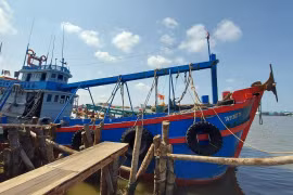 Tàu cá vận chuyển dầu DO trái phép vừa bị Bộ đội Biên phòng Cà Mau phát hiện, bắt giữ. (Ảnh: TTXVN phát) 