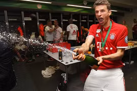Müller luôn là trung tâm của các buổi ăn mừng. Trong ảnh là lúc anh khui sâm panh sau khi đánh bại Borussia Dortmund trên chấm phạt đền trong trận chung kết vào ngày 21 tháng 5 năm 2016 để giành Cúp DFB lần thứ 18 cho Bayern. (Nguồn: FCB)
