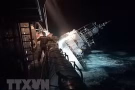Tàu hộ vệ HTMS Sukhothai bị nghiêng sau khi nước tràn vào thân ở ngoài khơi tỉnh Prachuap Khiri Khan, Thái Lan đêm 18/12/2022. (Ảnh: AFP/TTXVN) 