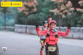 Theo hãng tin Trung Quốc Sina, bà Vương Quế Lan kiên trì chạy hơn 20 km đường núi mỗi ngày, vừa chạy vừa ngắm phong cảnh tại vùng quê Liêu Ninh xinh đẹp của mình.(Nguồn:Odditycentral)