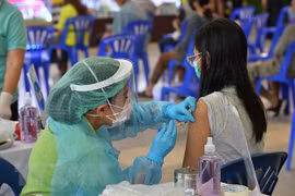 Nhân viên y tế tiêm vaccine phòng COVID-19 cho người dân tại Bangkok, Thái Lan. (Ảnh: THX/TTXVN)