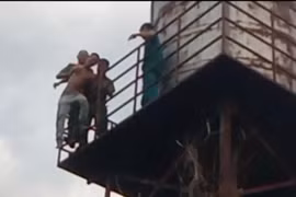 Thời điểm Công an khống chế anh R trên bệ đựng bồn nước. (Ảnh cắt từ clip). 