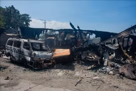 Các phương tiện bị đốt cháy trong bạo lực băng nhóm ở thủ đô Port-au-Prince, Haiti, ngày 25/3/2024. (Ảnh: AFP/TTXVN) 