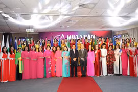 Đại sứ Ngô Hướng Nam (đứng giữa bên phải) cùng Chủ tịch LHHPNVN tại châu Âu Nguyễn Việt Triều (thứ sáu từ phải) chụp ảnh lưu niệm với trưởng đoàn các hội phụ nữ đến từ 11 nước châu Âu (Ảnh: TTXVN)