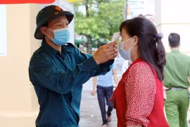 Công nhân được kiểm tra sức khỏe chu đáo trước khi tiêm vaccine COVID-19. (Ảnh: TTXVN)