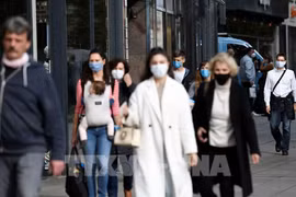 Người dân đeo khẩu trang phòng dịch COVID-19 tại Stuttgart, Đức ngày 2/11/2020. (Ảnh: AFP/TTXVN)