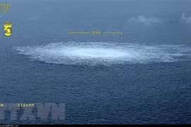 Khí đốt rò rỉ trên đường ống thuộc hệ thống Dòng chảy phương Bắc ở biển Baltic, ngày 27/9. (Ảnh: THX/TTXVN)