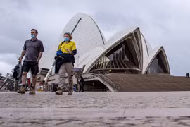 Người dân đeo khẩu trang phòng dịch COVID-19 tại Sydney, Australia. (Ảnh: THX/TTXVN) 