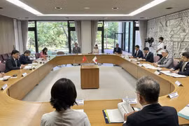  Đại sứ Phạm Quang Hiệu và Thống đốc tỉnh Tochigi, Fukuda Tomikazu, thảo luận về việc xúc tiến đầu tư vào Việt Nam.(Nguồn: Vietnam+/TTXVN)