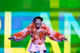 Ca sĩ người Thụy Sĩ Nemo giành chiến thắng trong Cuộc thi Eurovision 2024 với ca khúc “The Code” tại Malmo, Thụy Điển ngày 12/5/2024. (Ảnh: AFP/TTXVN)