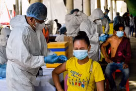 Một điểm tiêm chủng vaccine ngừa COVID-19 tại Phnom Penh, Campuchia. (Ảnh: AFP/TTXVN) 